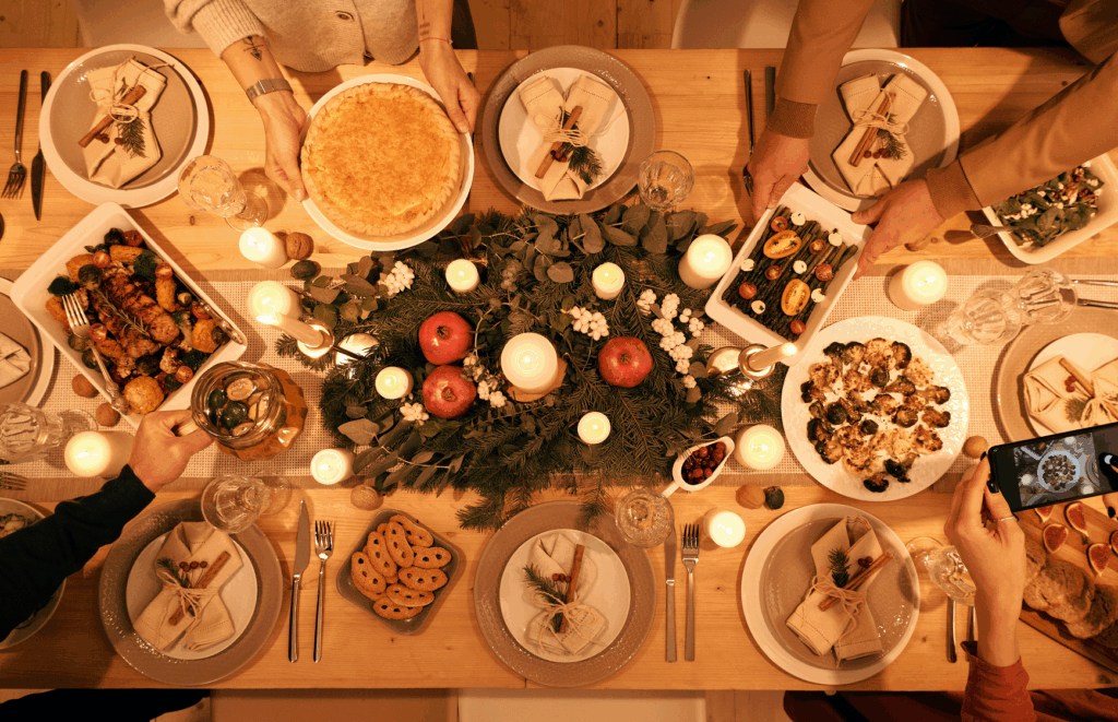 Wines for Christmas holiday meals 1 Mesa de Navidad - LEV2050