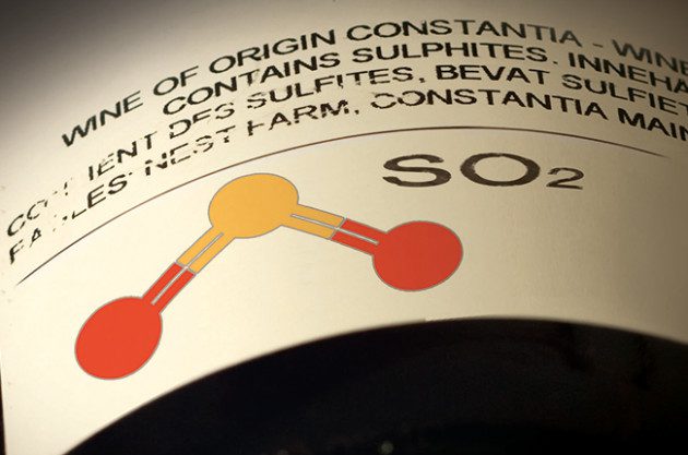 Wine label indicating that it contains sulfites.
