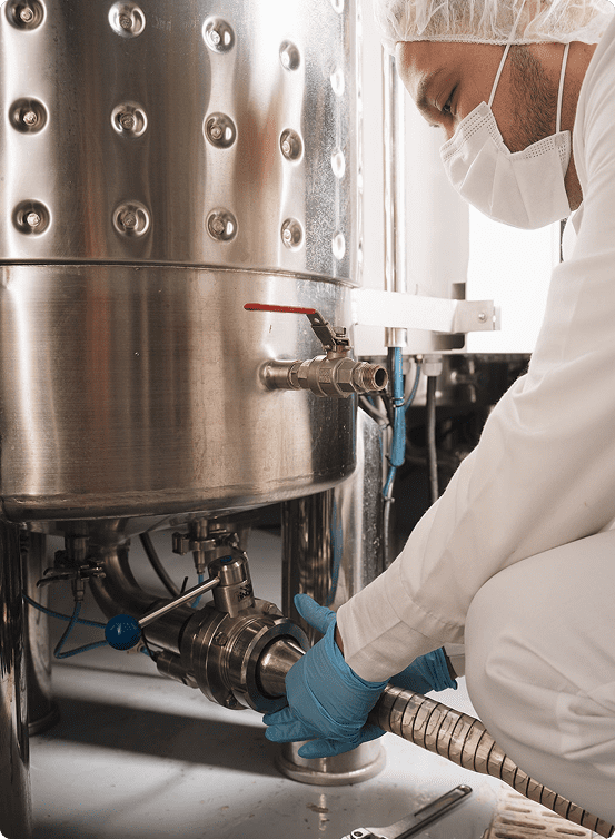 Científico arreglando tubería